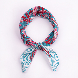 Craftjaipur Foulard de plage multifonctionnel décontracté d'été écologique en coton floral, bandana carré à motifs rose, bleu et blanc - Product Image 2