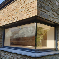 Fenêtre fixe de villa moderne sur mesure avec verre trempé transparent, cadre en alliage d'aluminium, insonorisée et à conception écoénergétique