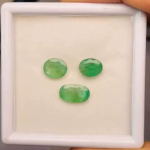 Esmeralda natural de corte ovalado, lote de 3 piedras preciosas de buena calidad con un brillo excelente y un bonito color verde, pulido perfecto para elaboración. - Product Image 1