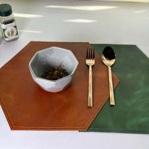 Manteles Individuales de Cuero Genuino, Manteles Individuales de Cuero Vegano, Manteles Individuales Irregulares, Ecológicos, Impermeables, Juego de 4 Manteles de Cuero de Lujo - Product Image 1