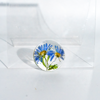Spécimen de fleurs séchées en résine époxy transparente pour décoration.