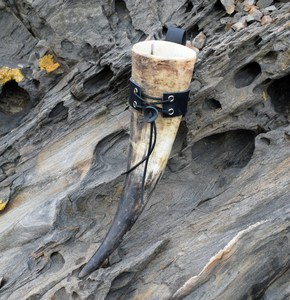 Cuerno para Beber Vikingo Medieval Hecho a Mano, Cuerno de Búfalo Natural con Funda de Cuero Adorable, Hecho a Mano en India - Product Image 1