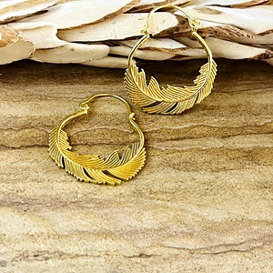 Nuevos Aretes de Aro Boho con Plumas, Aretes de Aro Tribales de Latón para Mujer, Bañados en Oro de 18k con Plumas Colgantes para Venta al por Mayor OEM ODM - Product Image 2