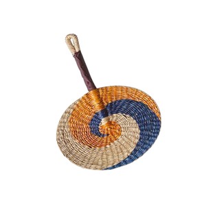 Éventail artisanal en jonc de mer bleu, orange et beige, tissé à la main, accessoire de rafraîchissement traditionnel en feuilles de palmier pour l'intérieur et les murs de la maison - Product Image 3