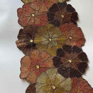 Camino de Mesa de Lujo con Cuentas y Adornos, Listo para Regalo de Inauguración de Casa o Festividades, con Acabado Colorido, Nuevo - Product Image 6