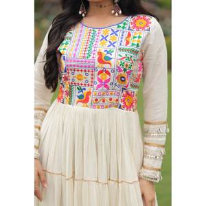 Vestido de Noche Blanco Bordado con Múltiples Hilos, Especial para Navratri, Talla M - Product Image 2