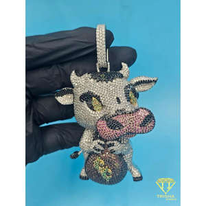 Pendentif de dessin animé taureau serti de diamants avec sac à argent en argent sterling 925, charme de luxe en diamant moissanite hip-hop - Product Image 2