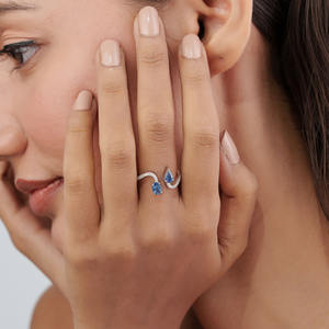 Anillo Toi et Moi Ondulado de Oro Blanco Sólido de 14K con Zafiro Azul y Diamantes, Novedad al por Mayor, Proveedor de Joyería Personalizada - Product Image 4