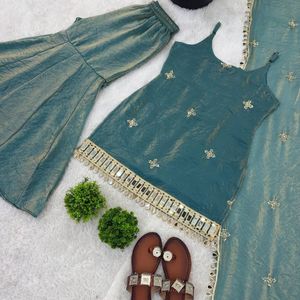 Ensemble Sharara Palazzo en soie brodée de sequins et de motifs miroir, avec haut sans manches à grande ampleur et dupatta de créateur assorti - Product Image 5