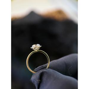 Bague de luxe en diamant avec bijoux plaqués or 14 carats et design rond étincelant pour les mariages et les occasions spéciales - Product Image 2