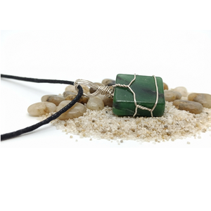 Collier pendentif rectangulaire en jade vert naturel, fait main, enroulé de fil, bijou en cristal de guérison avec cordon noir, vente en gros - Product Image 1