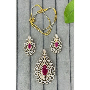 Exclusivo conjunto de colgante con cadena y pendientes con piedras de circonita cúbica con acabado dorado, ideal para bodas y fiestas, colección para mujer. - Product Image 1