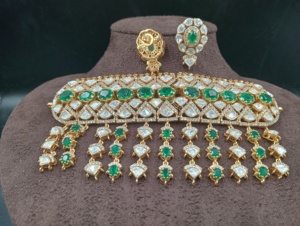 ชุดเครื่องประดับทองชุบแบบคลาสสิกของ Amaira Jewels ประกอบด้วยสร้อยคอพร้อมจี้รูปทรงหยดน้ำสีแดงและต่างหู เหมาะสำหรับงานแต่งงานของผู้หญิง - Product Image 4
