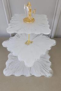 Support à gâteau décoratif en résine pour une présentation élégante des gâteaux, accessoire indispensable pour la décoration de gâteaux pour les fêtes d'anniversaire et les mariages, provenant d'Inde. - Product Image 4