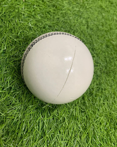 Balle de cricket blanche tannée en alun de qualité supérieure, modèle Test Crown, la plus vendue, qualité premium, logo personnalisé, 156 g, lot de 6 balles de cricket - Product Image 5