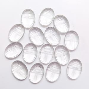 Pendentifs en quartz naturel gravés de scarabées égyptiens style bohème, visage de scarabée en quartz clair sculpté à la main, pierre précieuse pour la fabrication de bijoux - Product Image 1