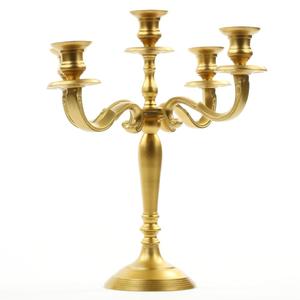 Candelabro dorado de cinco brazos con aspecto antiguo y elegantes brazos anchos y curvos, disponible a precios de mayorista. - Product Image 1