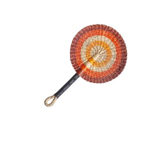 Éventail artisanal en jonc de mer tressé, durable, orange, brun et beige, à motifs ethniques, pour la décoration intérieure et les murs. - Product Image 3