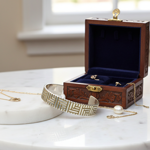 Bracelet manchette géométrique bicolore en laiton et argent – Bracelet jonc gravé à la main avec motif clé grecque et labyrinthe - Product Image 6