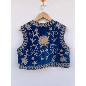 Gilet traditionnel bleu en coton brodé de fleurs, style Suzani, manteau court vintage respirant, cadeau pour elle, vêtement d'extérieur chaud - Product Image 5