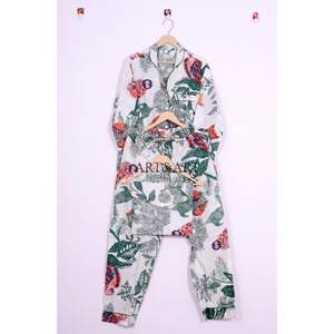 ชุดนอนผ้าฝ้ายลายดอกไม้แฟชั่นสำหรับผู้หญิง พร้อมเสื้อติดกระดุม กางเกงระบายขอบนุ่ม สวมใส่สบาย เหมาะสำหรับใส่นอนหรือใส่ในชีวิตประจำวัน - Product Image 5