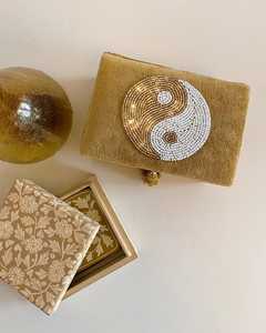 NOUSHAD ARTISANAT - Magnifique boîte à bijoux moderne de luxe en velours brodé de Zari et de perles de verre, avec compartiments cachés - Product Image 5