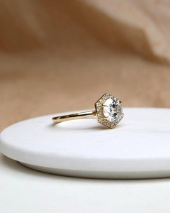 Bague classique vintage en or massif 14 carats avec diamant de laboratoire rond de 1,00 carat, formes hexagonales, pour femme, surprise de mariage - Product Image 4