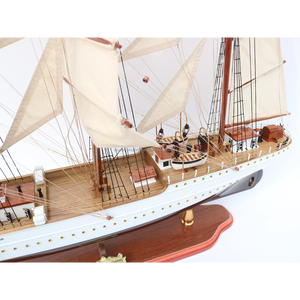 Modello di Veliero a Vela US Coast Guard Eagle in Legno Dipinto, Stile Nautico per Decorazione Domestica, Modello di Nave di Alta Qualità in Vendita - Product Image 4
