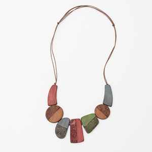 Collier de luxe fait main avec perles en résine et pendentif en métal, bijoux élégants. - Product Image 3