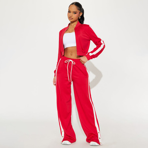 Ensemble de survêtement rouge pour femmes, pantalon long avec rayures blanches, style sportif, coupe ample, matière polyester respirante, vêtements décontractés - Product Image 1