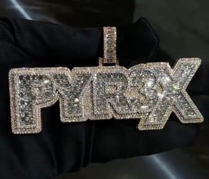 Collar con Colgante de Nombre Personalizado Estilo Hip Hop, con Incrustaciones de Diamantes Moissanite en Plata de Ley 925, con Colgante de Manos en Oración - Product Image 1