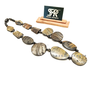 Collier élégant en corne de buffle naturelle, perles polies faites à la main, pendentif cœur, style amour, collier ras du cou tendance - Product Image 4