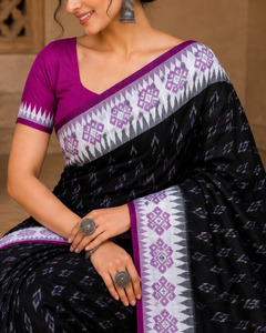 NIRMETRA WSM-129 Exquisito Saree de Algodón y Seda Tejido a Mano, Largo hasta el Suelo, Sin Arrugas, Negro y Morado, con Diseño Geométrico Sambalpuri Ikat de Estilo Templo - Product Image 3