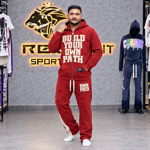 Ensemble survêtement homme personnalisé : Sweat à capuche zippé rouge effet vieilli et pantalon de jogging en molleton de coton avec appliques strass, idéal pour l'hiver, avec étiquette personnalisée - Product Image 2