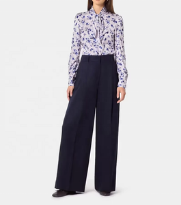 Blusa Ecológica de Mujer con Estampado Floral Azul y Blanco, Tejido de Sarga, Manga Larga, Cuello Camisero y Lazo en el Cuello - Product Image 5