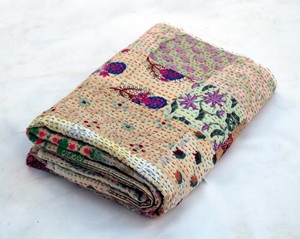 Couvre-lit indien beige vintage en patchwork Kantha, brodé à la main - Product Image 1