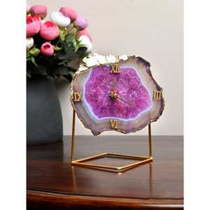 Horloge de table tendance en pierre d'agate bleue, chiffres romains dorés, aiguilles dorées, centre rouge, tranche naturelle unique, artistique, élégante et stylée - Product Image 4