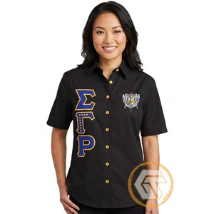 เสื้อเชิ้ตผู้หญิง SIGMA GAMMA RHO สีดำ แขนเสื้อแบบแร็กแลน ปักโลโก้ ทรงปกติ ผ้าฝ้าย 100% ระบายอากาศได้ดี เป็นมิตรต่อสิ่งแวดล้อม - Product Image 1