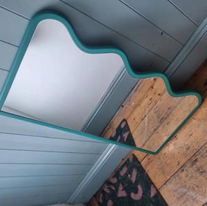 Miroir sur pied abstrait contemporain avec cadre rouge, miroir pleine longueur unique, parfait pour la salle de bain, le salon et la décoration de studio - Product Image 5