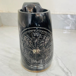 Chope à bière en corne de buffle originale polie à la main avec logo Viking, sculptée à la main, vaisselle inspirée du monde viking - Product Image 1