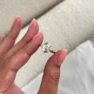 Bague de fiançailles élégante en or jaune massif avec diamant moissanite taille hexagonale de 1,0 carat, sertie clos, bijoux raffinés pour femme - Product Image 6