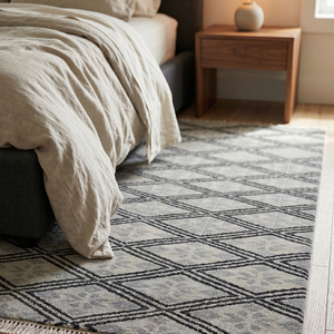 Alfombra de Lana Tejida a Mano con Diseño de Diamantes Nórdicos en Gris y Negro, Alfombra Moderna Geométrica Antideslizante y Ecológica para Sala de Estar u Hotel - Product Image 4