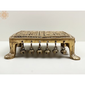 Petit Pooja Chowki en laiton fait à la main de 7 pouces avec Ghungroos pour la décoration intérieure et l'article Temple Chowki - Product Image 3
