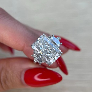 Anillo de Compromiso de Tres Piedras con Diamante Cultivado en Laboratorio de Corte Radiante de 8.60 Quilates _ Piedras Laterales Cadillac _ Certificado IGI _ Oro de 18k - Product Image 1