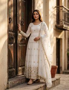 Ensemble Anarkali brodé blanc avec dupatta, longueur ras du sol, style traditionnel indien pakistanais, coupe ample en coton pour femme, idéal pour les mariages - Product Image 1