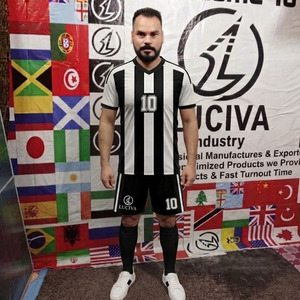 Ensemble d'uniformes de football personnalisés pour hommes, rayés noir et blanc - Maillot, short et chaussettes de sport - Product Image 5