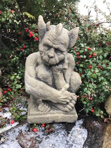 Sculpture de visage rustique traditionnelle en pierre faite à la main avec un design Gorgoyle et Bouddha, décoration de jardin extérieure du Madhya Pradesh - Product Image 3