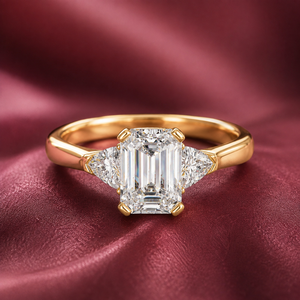 Bague de fiançailles en or massif 14K 18K avec diamant de laboratoire taille émeraude et accent latéral taille triligne, certifiée IGI DEF VVS OEM - Product Image 1