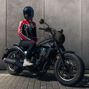 Blouson en cuir pour femme, coupe ajustée, design personnalisé, blouson de moto en cuir pour femme, vente en gros - Product Image 4
