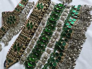 Vibrante conjunto de collar tribal afgano con aretes a juego con incrustaciones de cristal azul y cuentas metálicas detalladas para un conjunto completo. - Product Image 5